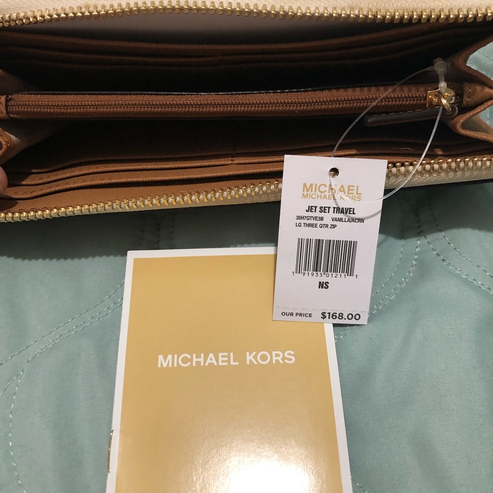 Michael Kors- Jet Set Travel MK Monogram Wallet in Vanilla - PRICE FIRM - Picture 6 of 13